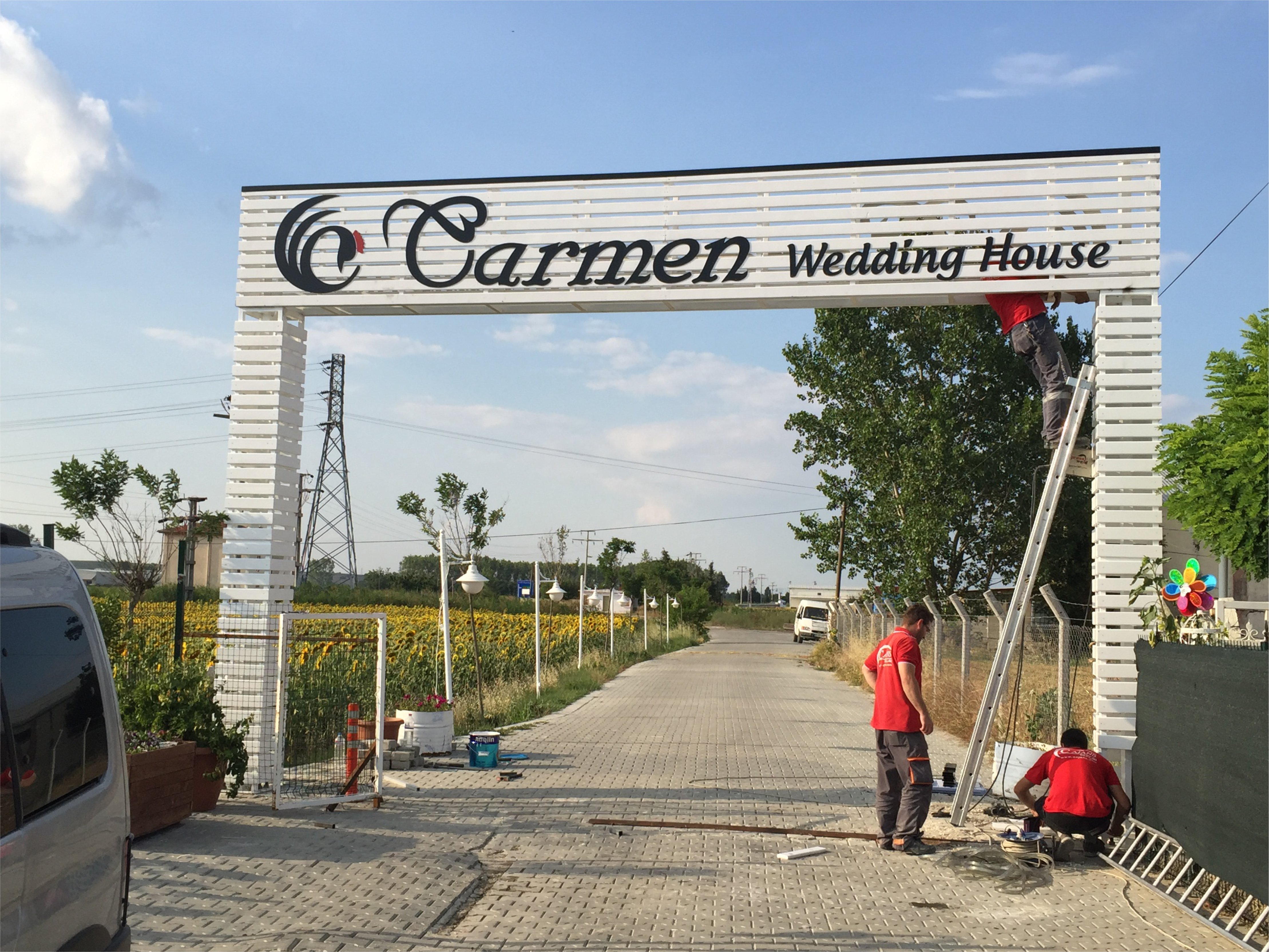 Carmen Wedding House Giriş TAG montajı sürerken.